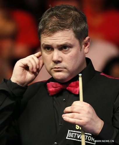 Robert Milkins of England competes during the quarterfinals of 2013 Welsh Snooker Open against Ding Junhui of China at Newport Cetre in Newport, south Wales, Britain on Feb. 15, 2013. Robert Milkins lost 1-5. (Xinhua/Wang Lili) 