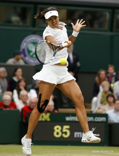 Li Na of China returns the ball during the quarterfinal of women's singles against Agnieszka Radwanska of Poland on day 8 of the Wimbledon Lawn Tennis Championships at the All England Lawn Tennis and Croquet Club in London, Britain on July 2, 2013. Li Na lost 1-2. (Xinhua/Wang Lili) 