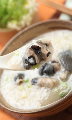 Black-colored foods such as black fungus, black sesame seeds and Taihe chicken are good for improving the health.