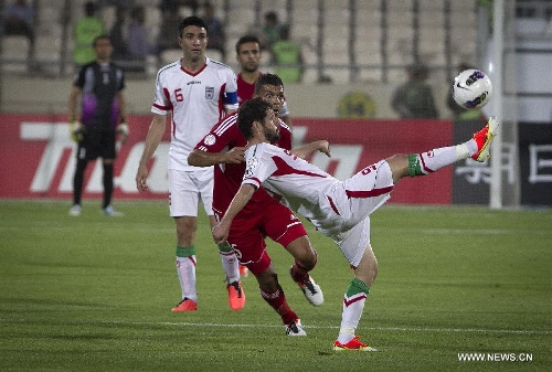 Mohammad Reza Khalatbari Limaki (1st R) of Iran vies with Nour Mansour (2nd R) of Lebanon during their 2014 World Cup Qualification Asia match at Azadi stadium in Tehran, Iran, June 11, 2013. Iran won 4-0. (Xinhua/Ahmad Halabisaz) 