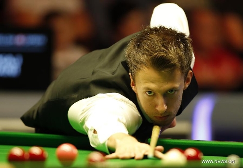 Judd Trump of England competes during the quarterfinals of 2013 Welsh Snooker Open against Pankaj Advani of India at Newport Cetre in Newport, south Wales, Britain on Feb. 15, 2013. Judd Trump won 5-2.(Xinhua/Wang Lili) 