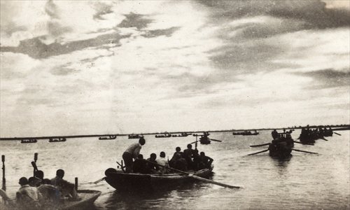 Chinese people gather during the War of Resistance against Japanese Aggression in this photo taken by Shi Shaohua in 1938.  