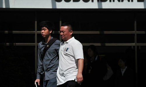 Chinese bus driver Wang Xianjie (R) attends court proceedings held at Subordinate Court in Singapore, December 12, 2012. Four Chinese bus drivers charged with instigating illegal strike attended a court hearing in Singapore Wednesday. A total of 171 Chinese bus drivers took medical leave on November 26 in protest against inequitable pay rises by local public transport operator SMRT, and 88 of them stayed away from work the following day. Five drivers were arrested and charged, while 29 others had their work permits revoked and deported to China. Out of the arrested, Bao Fengshan was sentenced to six weeks in jail, and the remaining four charged with instigating an illegal strike were released on bail. Photo: Xinhua