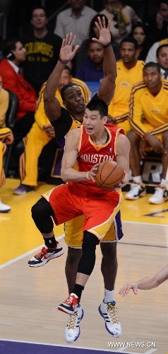 Jeremy Lin (Front) of Houston Rockets is defenced by Dwight Howard of the Los Angeles Lakers during their NBA game in Los Angeles, on April 17, 2013. The Lakers won 99-95. (Xinhua/Yang Lei) 