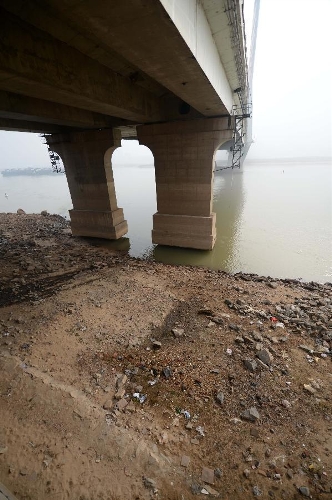 Photo taken on Jan. 13, 2013 shows piers of the Bayi Bridge after the Ganjiang River's water level dropped, in Nanchang, capital of east China's Jiangxi Province. As the winter comes, major river basins in Jiangxi Province face the dry season. (Xinhua/Zhou Ke) 