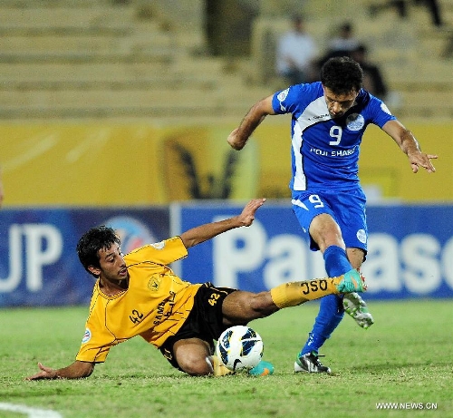  Saif al Hasan (L) of Kuwait's Qadsia SC vies with Rasulov of Tajikistan's Ravshan SC during their AFC Cup football match in Kuwait City, Kuwait, on April 3, 2013. Qadsia won the match 3-0. (Xinhua/Noufal Ibrahim) 