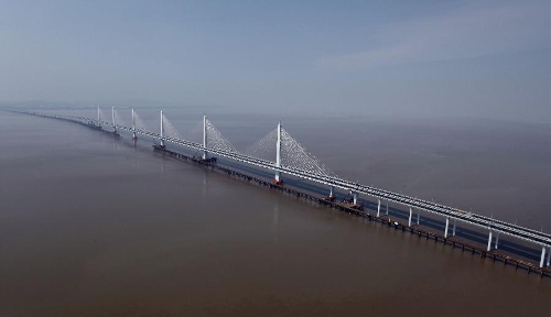 Photo taken on June 17, 2013 shows the Jiaxing-Shaoxing Sea Bridge in Shaoxing, east China's Zhejiang Province, June 17, 2013. The linking roads of the bridge was completed on July 6. The bridge is expected to be open to traffic in mid-July. With a span of 10 kilometers over the Hangzhou Bay, it is the world's longest and widest multi-pylon cable-stayed bridge. (Xinhua/Yuan Yun)  