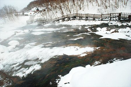 Warm steams rise above a hot spring. (CRI Online)