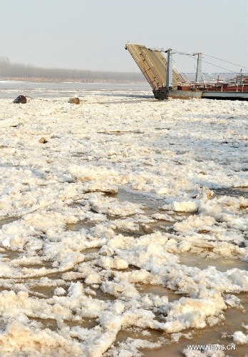 The Jinan segment of the Yellow River is frozen due to low temperature in east China's Shandong Province, Jan. 5, 2013. Influenced by cold front, the temperature of Shandong this winter is colder than the past years. The average temperature of recent 10 days has even hit a 30-year low. (Xinhua/Xu Suhui) 