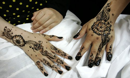 Henna body painting is said to represent a family's blessing and good fortune. Photos: CFP and courtesy of Tarandip Rehal