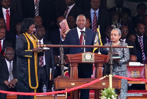 Uhuru Kenyatta (C, front) takes the oath during his inauguration ceremony at Moi International Sports Center in Nairobi, capital of Kenya, April 9, 2013. Kenya's President Uhuru Kenyatta officially took office on Tuesday after being sworn into office as the East African nation's fourth president. (Xinhua/Meng Chenguang)