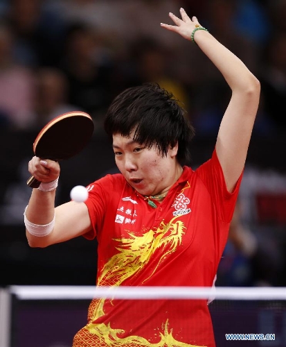  Li Xiaoxia (L) of China competes during the final of women's singles against her teammate Liu Shiwen at the 2013 World Table Tennis Championships in Paris, France on May 19, 2013. Li won 4-2 to claim the title. (Xinhua/Wang Lili) 