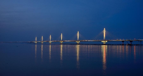 Photo taken on July 1, 2013 shows the Jiaxing-Shaoxing Sea Bridge in Shaoxing, east China's Zhejiang Province, June 17, 2013. The linking roads of the bridge was completed on July 6. The bridge is expected to be open to traffic in mid-July. With a span of 10 kilometers over the Hangzhou Bay, it is the world's longest and widest multi-pylon cable-stayed bridge. (Xinhua/Yuan Yun)  