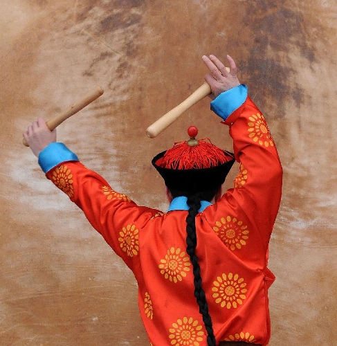 A performer dressed in costumes of the Qing Dynasty (1644-1911) beats the drum during a rehearsal of a performance presenting the ancient royal ritual to worship heaven at the Temple of Heaven in Beijing, capital of China, Feb. 5, 2013. The Temple of Heaven, used to be the imperial sacrificial altar in ancient China, will witness the heaven worship performance during the upcoming Spring Festival holiday. The Spring Festival, or the Chinese Lunar New Year, falls on Feb. 10 this year. (Xinhua/He Junchang) 