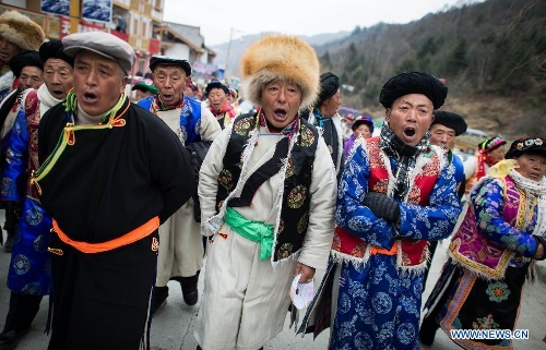 People of the Tibetan ethnic group perform at the Shangjiu Festival in Baoxing County, southwest China's Sichuan Province, Feb. 18, 2013. The residents of Tibetan ethnic group in Baoxing on Monday celebrated the annual Shangjiu Festival, which means the 9th day of Chinese Lunar New Year, to express the respect to the heaven. (Xinhua/Jiang Hongjing)  