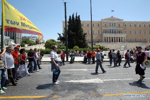 Protesters shout slogans and hold banners in front of the House of Parliament, in Athens, Greece, May 1, 2013. Greece is in the grip of a new 24-hour general strike on Wednesday, as the country's largest unions of public and private sector workers ADEDY and GSEE mark Labor Day with anti-austerity rallies in central Athens and other major cities. (Xinhua/Marios Lolos)  