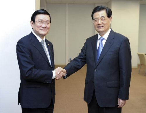 Chinese President Hu Jintao (R) meets with his Vietnamese counterpart Truong Tan Sang in Vladivostok, east Russia, on September 7, 2012. Photo: Xinhua