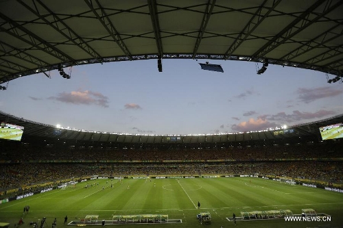 Players of Brazil and Uruguay plays during the FIFA's Confederations Cup Brazil 2013 semifinal match, held at Mineirao Stadium, in Belo Horizonte, Minas Gerais state, Brazil, on June 26, 2013. (Xinhua/David de la Paz)