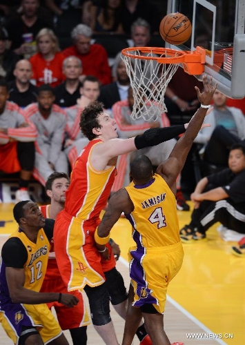 Omer Asik (C) of Houston Rockets tries to block a shot of Antawn Jamison of the Los Angeles Lakers during their NBA game in Los Angeles, on April 17, 2013. The Lakers won 99-95. (Xinhua/Yang Lei) 