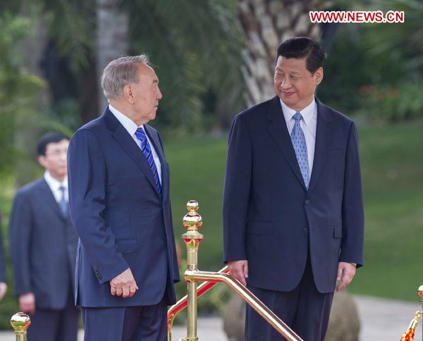 Chinese President Xi Jinping (R) holds a welcoming ceremony for visiting Kazakh President Nursultan Nazarbayev ahead of their talks in Sanya, South China's Hainan Province, April 6, 2013. Visiting China as Xi's guest, Nazarbayev will also attend the opening ceremony of the annual Boao Forum for Asia on Sunday in Hainan. (Xinhua/Wang Ye)