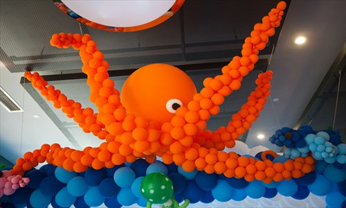 Colorful balloons are made into cartoon figures and scenes. Photos: Cai Xianmin/GT