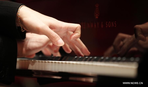 Chinese classic pianist Li Yundi rehearses his recital at the Royal Festival Hall in London, capital of Britain, April 18, 2013. Li Yundi held a piano recital in London on Thursday. (Xinhua/Wang Lili)