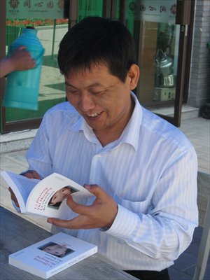 Li Jinxiang reading his novel, Women's River