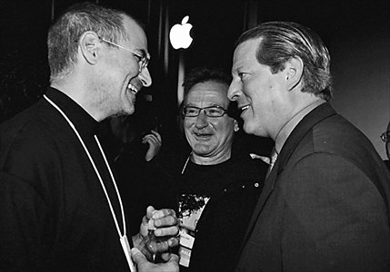 Al Gore with Apple co-founder Steve Jobs Photos: Courtesy of Shanghai Translation Publishing House