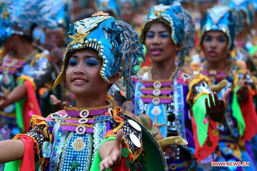 Street dancers perform during the Aliwan Festival in Manila, the Philippines, April 13, 2013. More than 5,000 participants from all over the Philippines took part in the annual event. (Xinhua/Rouelle Umali) 