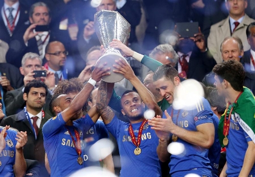 Chelsea's players celebrate with the trophy after the Europa League final soccer match against Benfica in Amsterdam, the Netherlands, on May 15, 2013. Chelsea won 2-1 to claim the title. (Xinhua/Rick Nederstigt) 