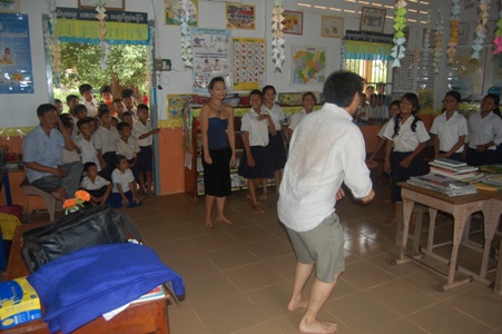 Huihan Lie taught the magic of music to children in Cambodia. Photo: Courtesy of Huihan Lie