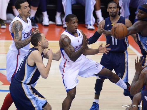 Los Angeles Clippers' Eric Bledsoe (C) vies with the players of Memphis Grizzlies during Game 5 of their Western Conference Quarterfinals of the 2013 NBA Playoffs in Los Angeles, the United States, April 30, 2013. Grizzlies beat Clippers 103-93 to take a 3-2 lead in their series Tuesday. (Xinhua/Yang Lei) 