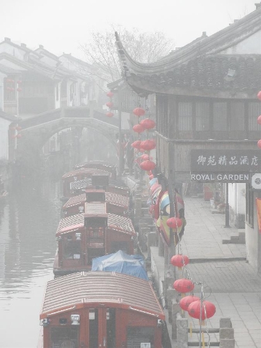  Photo taken on Jan. 21, 2013 shows the fog-shrouded Shantang Street, a famous water alley, in Suzhou, east China's Jiangsu Province. (Xinhua/Wang Jiankang) 