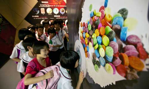 Elementary school students visit the Shanghai Museum of Anti-Drug Scientific Education yesterday, ahead of today's 25th International Day against Drug Abuse and Illicit Trafficking. Photo: Lu Yun/ GT