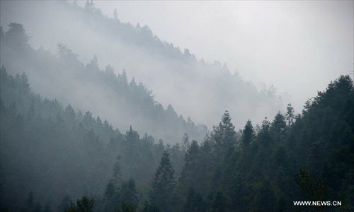 Photo taken on Nov. 10, 2012 shows the scenery near Tachuan scenic spot in the Huangshan Mountain area, east China's Anhui Province. The beautiful scenery of Huangshan Mountain in the early winter has attracted many tourists. Photo: Xinhua