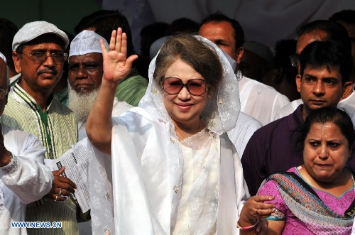 Khaleda Zia (C), chairperson of Bangladesh Nationalist Party (BNP), waves to supporters during a mass rally at Motijheel area in Dhaka, capital of Bangladesh, on May 4, 2013. Bangladesh's main opposition in parliament Saturday evening slapped a 48-hour ultimatum on Prime Minister Sheikh Hasina's government to announce the restoration of a non-party caretaker government system. (Xinhua/Shariful Islam) 