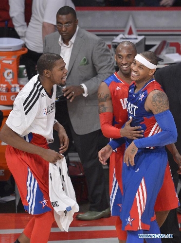 Los Angeles Lakers' Kobe Bryant (C) and Oklahoma City Thunder's Kevin Durant (L) of the Western Conference joke with New York Knicks' Carmelo Anthony of the Eastern Conference during the 2013 NBA All-Star game at the Toyota Center in Houston, the United States, Feb. 17, 2013. (Xinhua/Zhang Jun) 