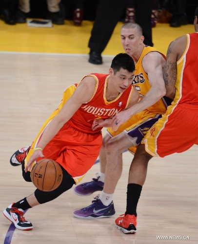 Jeremy Lin (Front) of Houston Rockets drives the ball during the NBA game against Los Angeles Lakers in Los Angeles, on April 17, 2013. The Lakers won 99-95. (Xinhua/Yang Lei) 