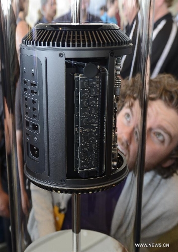 The new cylindrical Mac Pro is displayed at the Moscone Center during the 2013 Apple WWDC in San Francisco, California, the United States, on June 10, 2013. (Xinhua) 