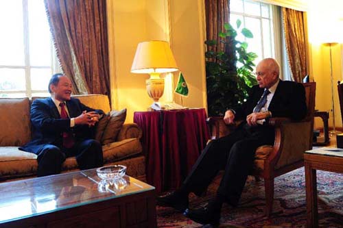 Chinese Middle East special envoy Wu Sike (L) meets with Arab League (AL) chief Nabil al-Arabi (R) in Cairo, capital of Egypt, Jan. 12, 2012. Photo: Xinhua