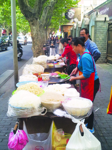 Vendors stir fry noodles on the street Photos: Courtesy of Kyle J. Mitchell