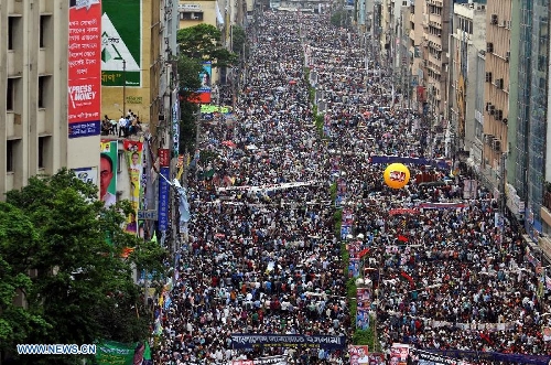 Supporters of 18 opposition parties take part in a mass rally at Motijheel area in Dhaka, capital of Bangladesh, on May 4, 2013. Bangladesh's main opposition in parliament Saturday evening slapped a 48-hour ultimatum on Prime Minister Sheikh Hasina's government to announce the restoration of a non-party caretaker government system. (Xinhua/Shariful Islam) 