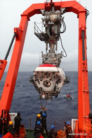 China's manned submersible Jiaolong is put into water to make a fourth dive into the sea at the Mariana Trench on June 24, 2012. China's manned submersible, Jiaolong, made its fourth dive in the Mariana Trench on Sunday morning to attempt the world's first 7,000-meter dive below the surface of the Pacific Ocean. Photo: Xinhua