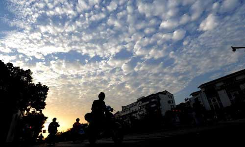 Photo taken on Oct. 12, 2012 shows altocumulus translucidus clouds in the sky of Suzhou, east China's Jiangsu Province. Altocumulus translucidus clouds scenery appeared in Suzhou on Friday as a cold front hit the area. Photo: Xinhua