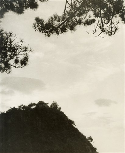 Jiang Qing's <em>Lushan Xian Ren Dong</em> photo is taken at Lushan Mountain in 1961. Photos: Courtesy of Huachen Auction