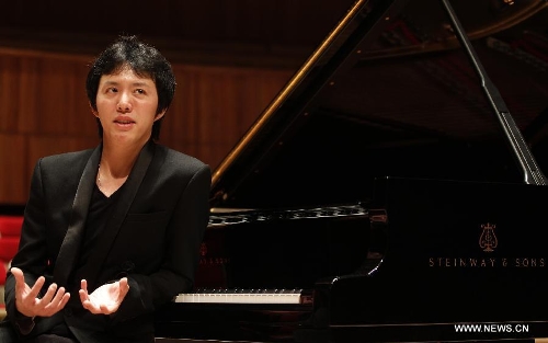 Chinese classic pianist Li Yundi speaks to reporters before his recital at the Royal Festival Hall in London, capital of Britain, April 18, 2013. Li Yundi held a piano recital in London on Thursday. (Xinhua/Wang Lili) 