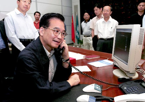 Premier Wen inspects the the State Power Distribution Center, July 27, 2004.(Xinhua File Photo)