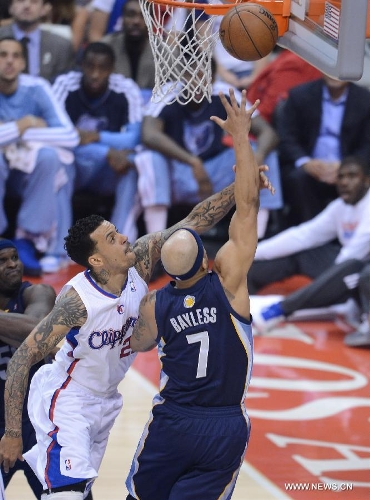 Los Angeles Clippers' Matt Barnes (L) defends Memphis Grizzlies' Jerryd Bayless during Game 5 of their Western Conference Quarterfinals of the 2013 NBA Playoffs in Los Angeles, the United States, April 30, 2013. Grizzlies beat Clippers 103-93 to take a 3-2 lead in their series Tuesday. (Xinhua/Yang Lei) 