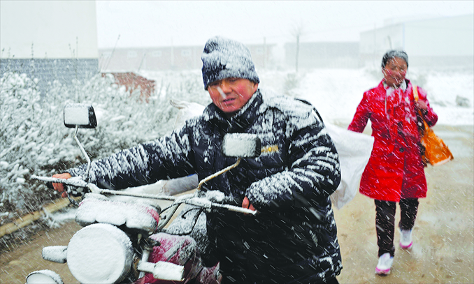 Zhang Deqin leaves in the snow. Photo: CFP