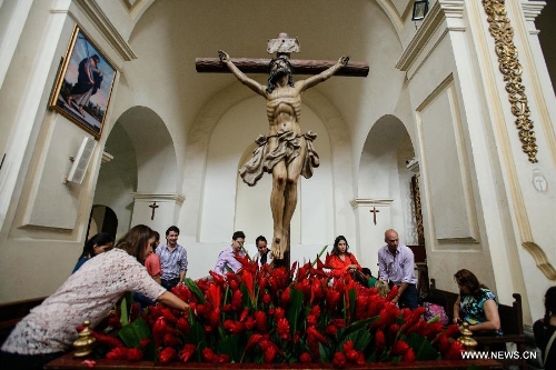  A resident decoretes an image that will be used in a night procession to commemorate Holy Thursday in the Holy Week at San Francisco church in Popayan, Colombia, on March 28, 2013. (Xinhua/Jhon Paz)